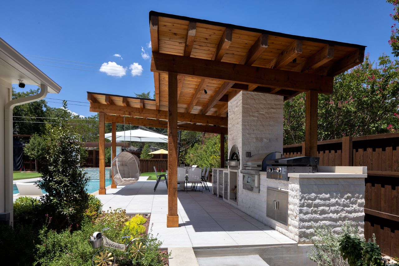 Custom Outdoor Kitchens & Grills